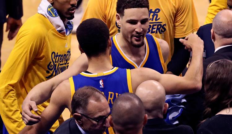Imagen de Los triples de Thompson y Curry resucitan a los Warriors