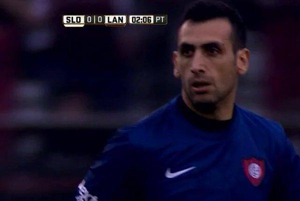 Imagen de La gran atajada de Torrico en el inicio del partido