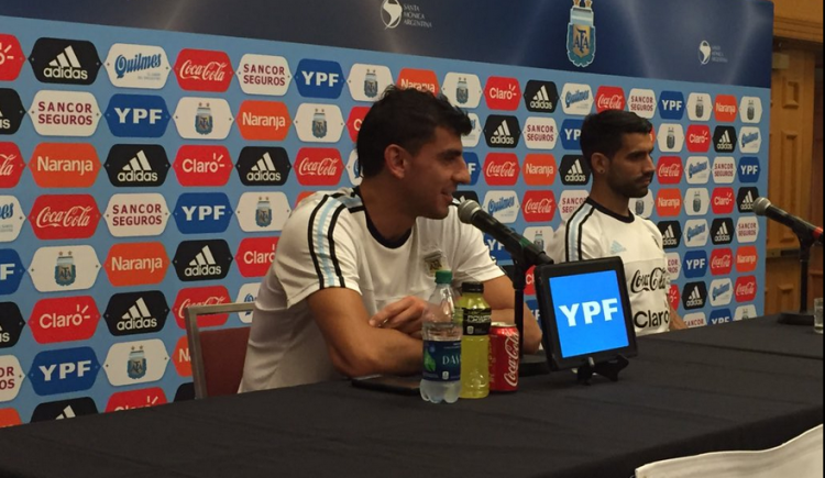 Imagen de Fernández y Guzmán, en la conferencia de prensa: "Estamos en la Selección, ya cambiamos el chip"