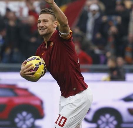 Imagen de Una vida giallorossa: Francesco Totti jugará otro año en la Roma