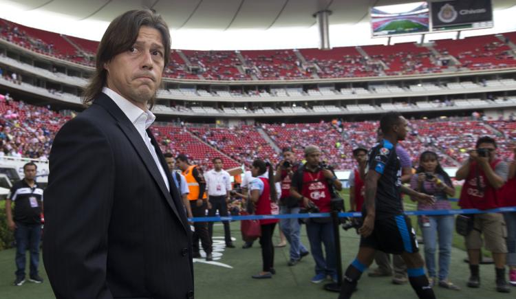 Imagen de Matías Almeyda, en lo más alto con Chivas