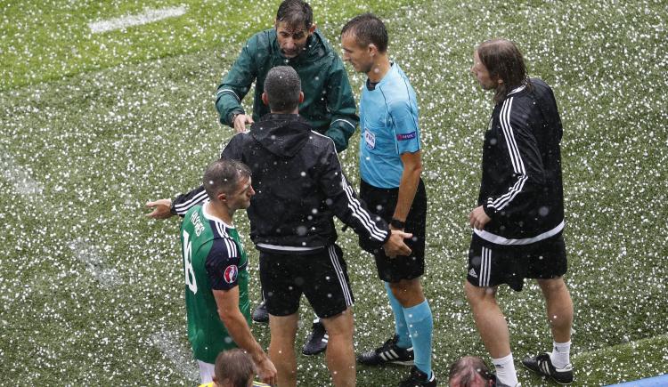 Imagen de Ucrania-Irlanda del Norte se frenó por granizo