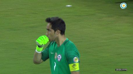 Imagen de VIDEO I Bravo y el travesaño le ahogaron el grito de gol a Agüero