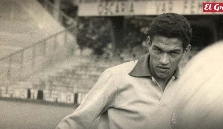 Imagen de 1958. Garrincha, lo lleva atado al pie...
