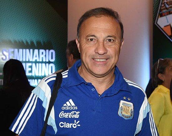 Imagen de Olarticoechea: "Maradona tiene las puertas abiertas"
