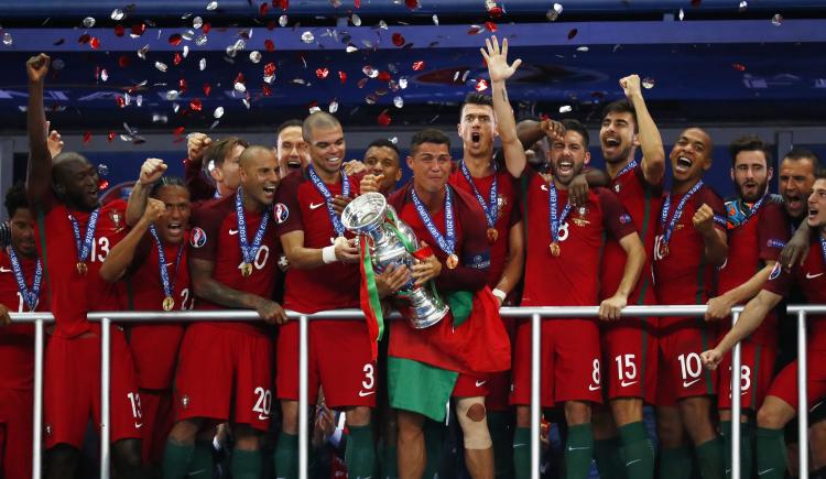 Imagen de Portugal campeón: venció a Francia 1 a 0 en tiempo suplementario y se coronó en la Eurocopa