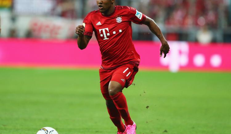 Imagen de Douglas Costa, afuera de los Juegos Olímpicos