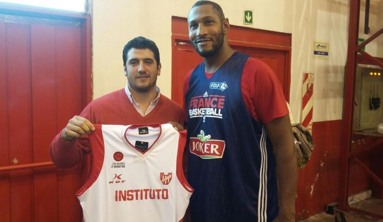 Imagen de Boris Diaw con la camiseta de Instituto