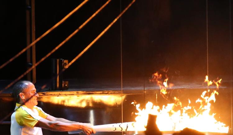 Imagen de Vanderlei de Lima enciendió la llama olímpica