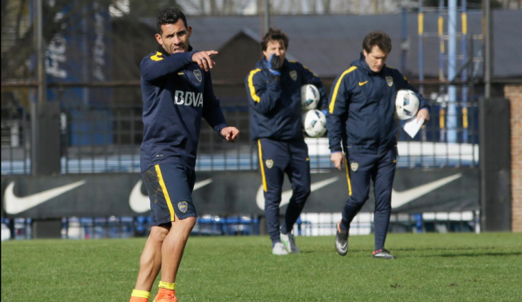 Imagen de Prepará la cinta y la 10: Tevez está concentrado para jugar ante Lanús