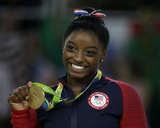 Imagen de Simone Biles expone sus medallas