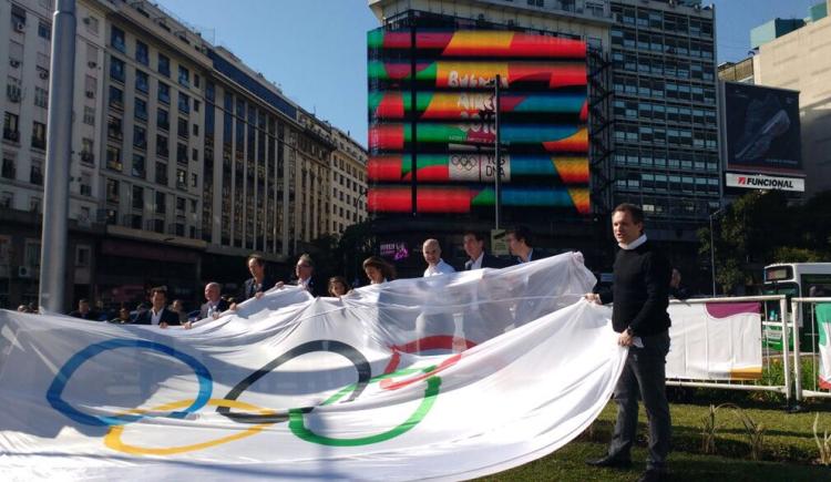Imagen de Se izó la bandera olímpica en el Obelisco