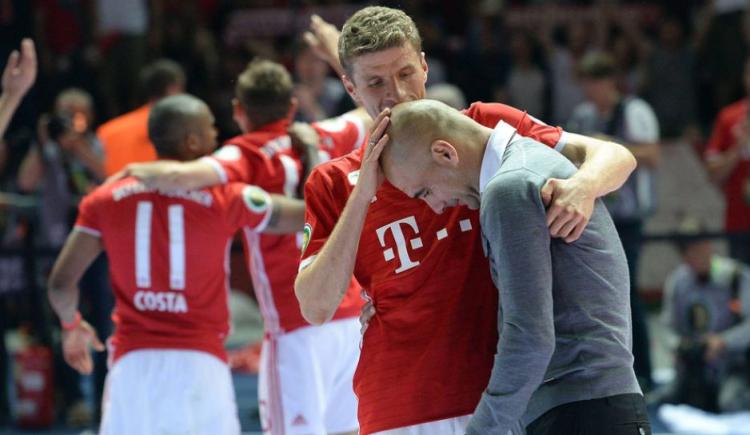 Imagen de Müller, entre Ancelotti y Guardiola