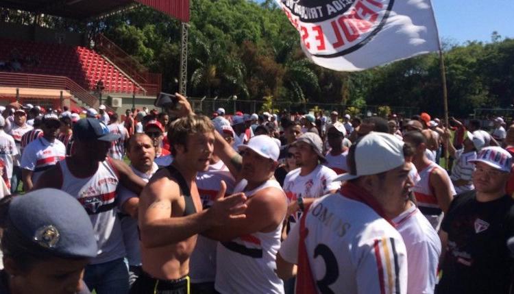 Imagen de Lugano se enfrentó a los torcedores de San Pablo, que terminaron pidiéndole selfies