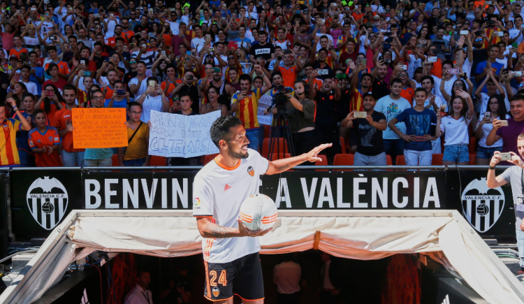 Imagen de Garay, en su presentación: "Siempre fue mi prioridad jugar en el Valencia"