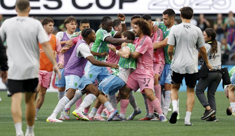 Imagen de Escándalo y piñas en Inter Miami - Seattle: Suárez escupió a un asistente tras la final