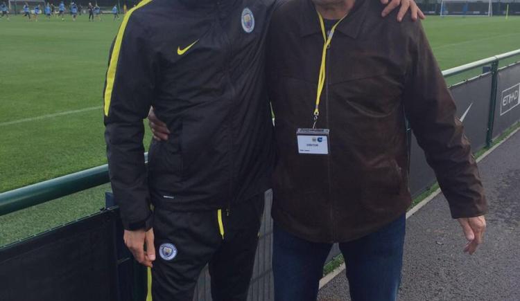 Imagen de Garré con Pep Guardiola, hablando de fútbol