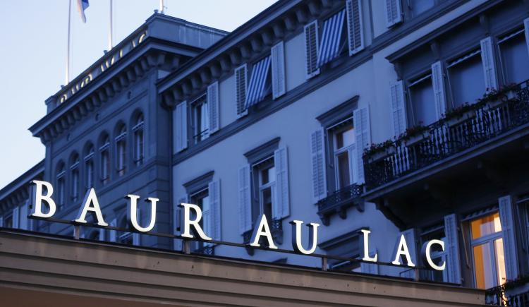 Imagen de Tarjeta roja de FIFA a hotel donde se arrestó a dirigentes