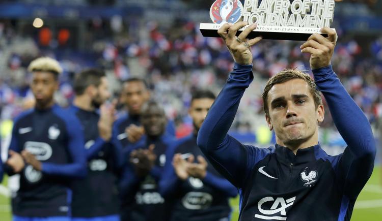 Imagen de Griezmann recibió el trofeo al mejor jugador de la Euro 2016