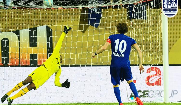 Imagen de Forlan hace historia