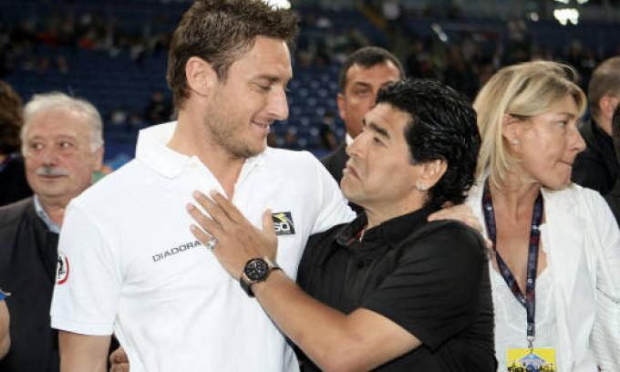 Imagen de La foto que compartió Totti con Maradona en el vestuario