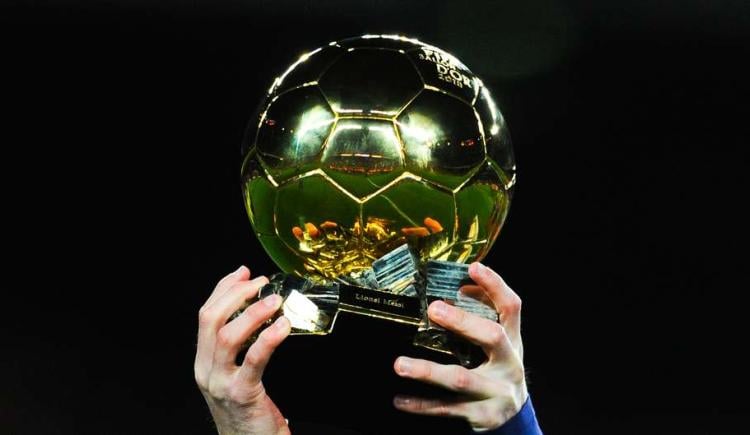Imagen de La carrera por el Balón de Oro 2023, con una cabra al frente