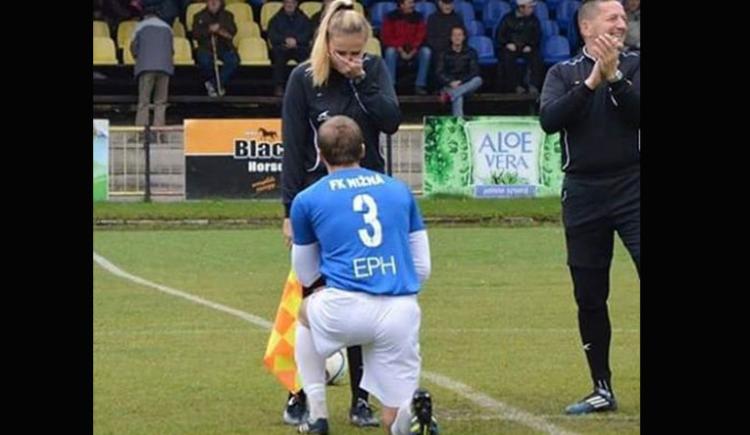 Imagen de Futbolista le pidió matrimonio a la jueza de línea en medio del partido