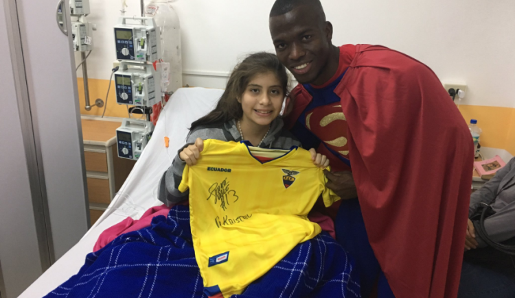 Imagen de Enner Valencia se disfrazó de Superman y visitó a chicos que pelean contra el cáncer