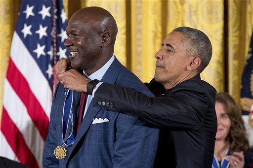 Imagen de Michael Jordan condecorado por Obama