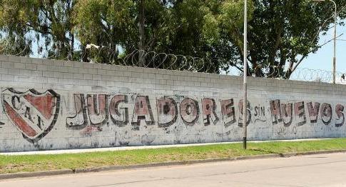 Imagen de Pintadas contra los jugadores de Independiente