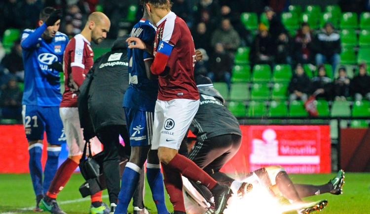 Imagen de Locura en Francia: le tiraron un petardo al arquero