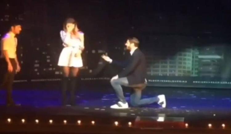 Imagen de Morata pide matrimonio a su novia durante una función de teatro