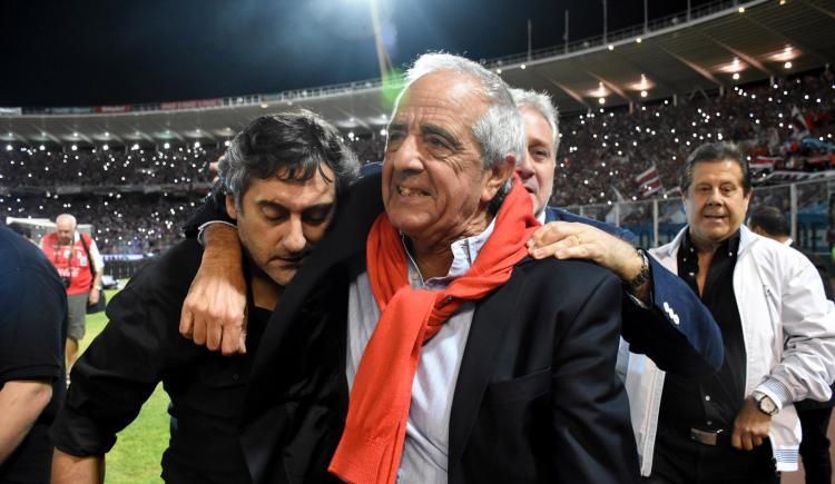 Imagen de La emoción de Enzo Francescoli con D'Onofrio