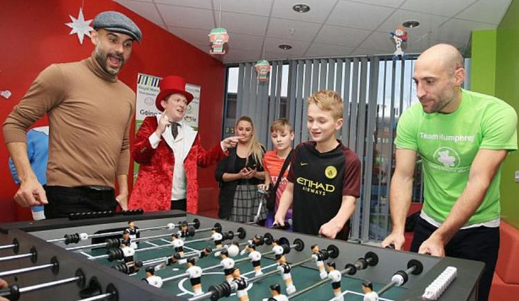 Imagen de Pep y Zabaleta llevaron alegría a un hospital infantil