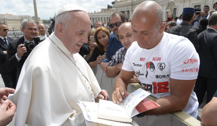 Imagen de Corre con la bendición del Papa