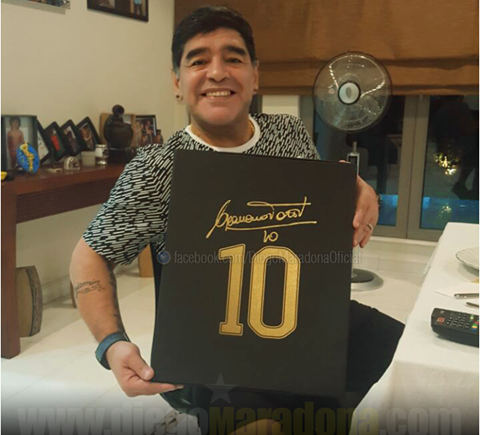 Imagen de Maradona y un regalo especial