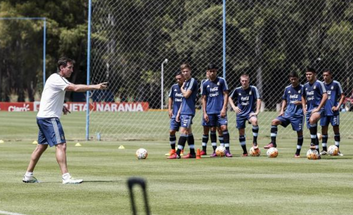 Imagen de Sub 20: las mejores frases de Úbeda, el equipo que tiene en mente y quién será su capitán