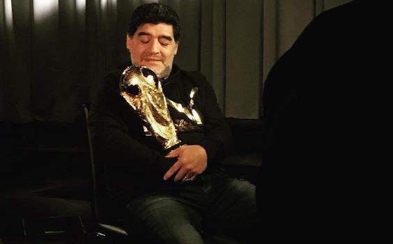 Imagen de El reencuentro de Maradona con la Copa del Mundo
