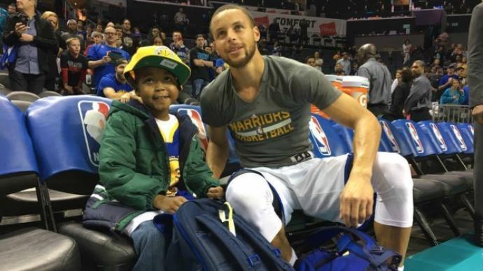 Imagen de Un momento emotivo: el niño con un tumor cerebral cumplió su sueño de conocer a Stephen Curry