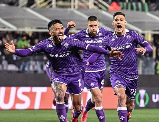 Imagen de Nicolás González guió a Fiorentina a las semifinales de la Conference League