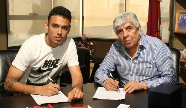 Imagen de Nery Domínguez firmó su contrato con Independiente