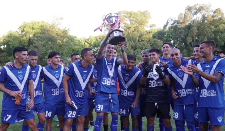 Imagen de Vélez goleó a River de Uruguay por la Serie Río de la Plata