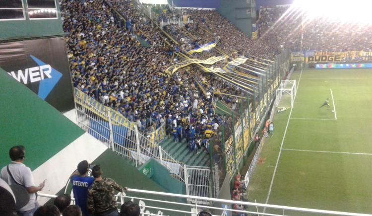 Imagen de Diez hinchas de Boca heridos por avalancha en Banfield