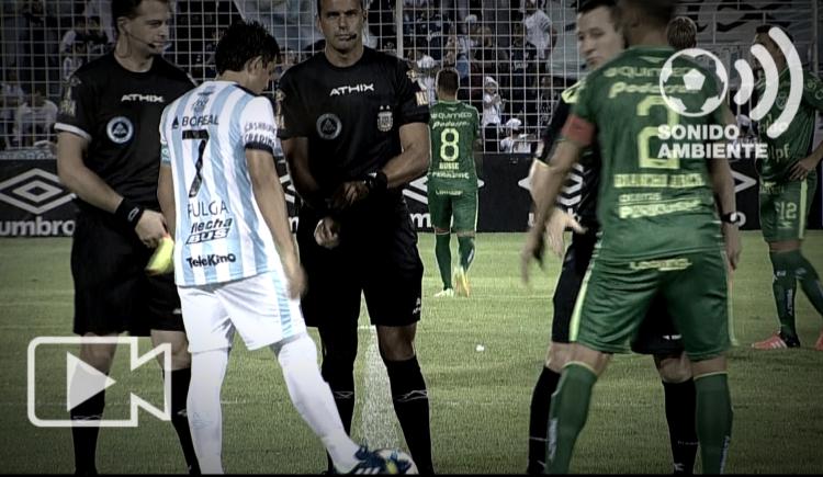 Imagen de 'La Pulga' Rodríguez le mete un caño al árbitro