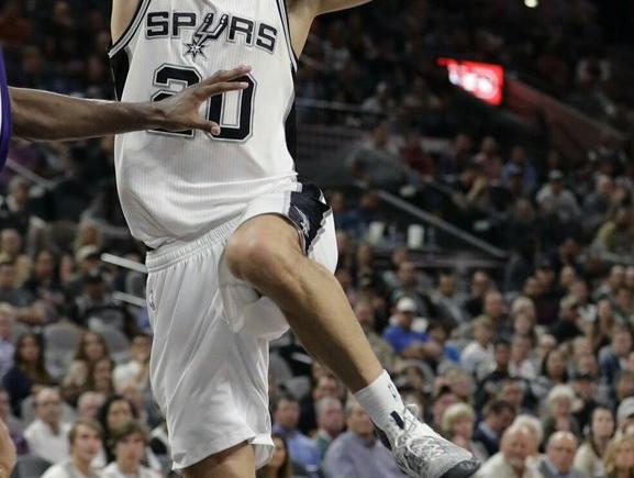 Imagen de San Antonio ganó y se subió a la cima