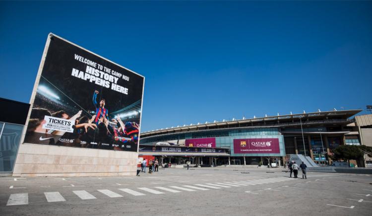 Imagen de La histórica foto de Messi ya luce en el Camp Nou