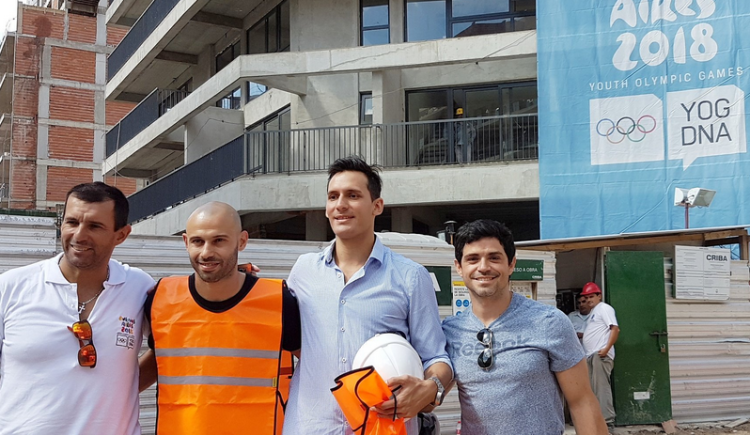 Imagen de Mascherano pasó a visitar las obras de la Villa Olímpica