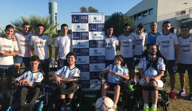 Imagen de Messi y Dybala estuvieron con la selección argentina de fútbol en silla de ruedas motorizadas