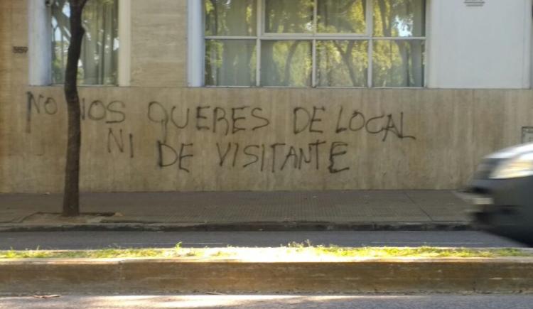 Imagen de Pintadas amenazantes en Huracán