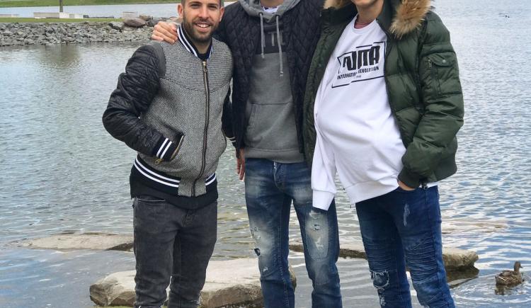 Imagen de Busquets y Jordi Alba visitaron a Bartra